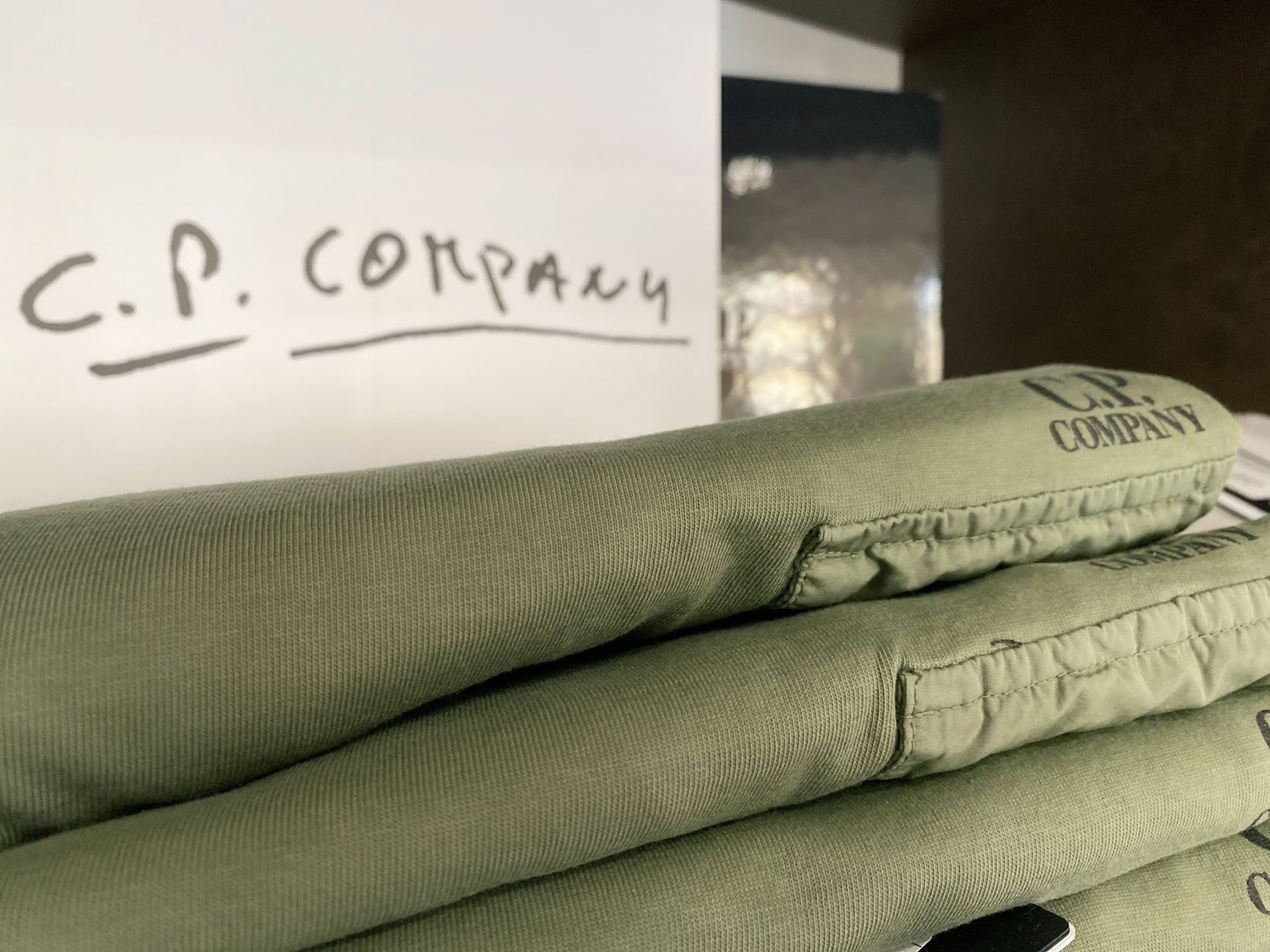 interno negozio abbigliamento uomo