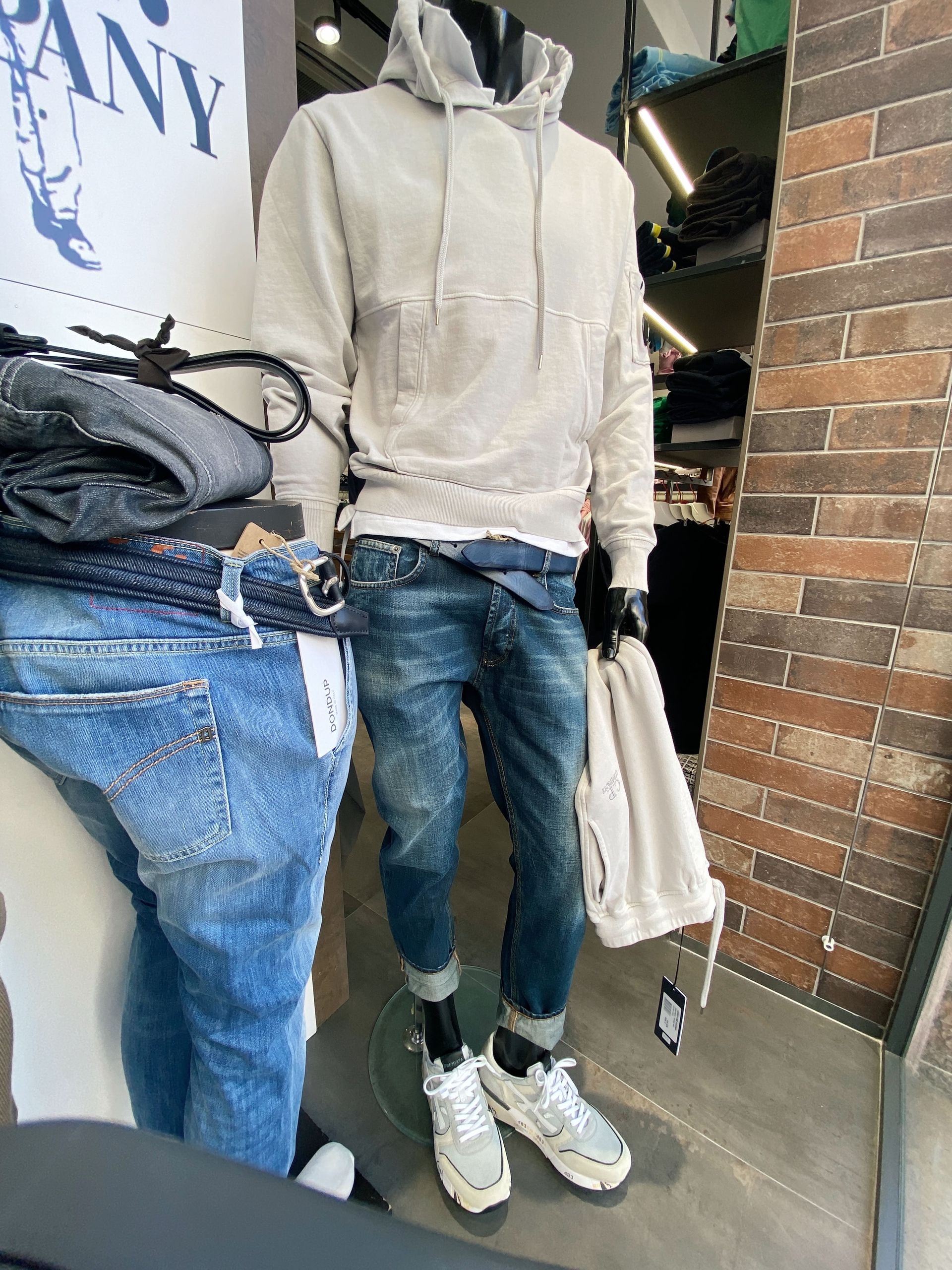 interno negozio abbigliamento uomo