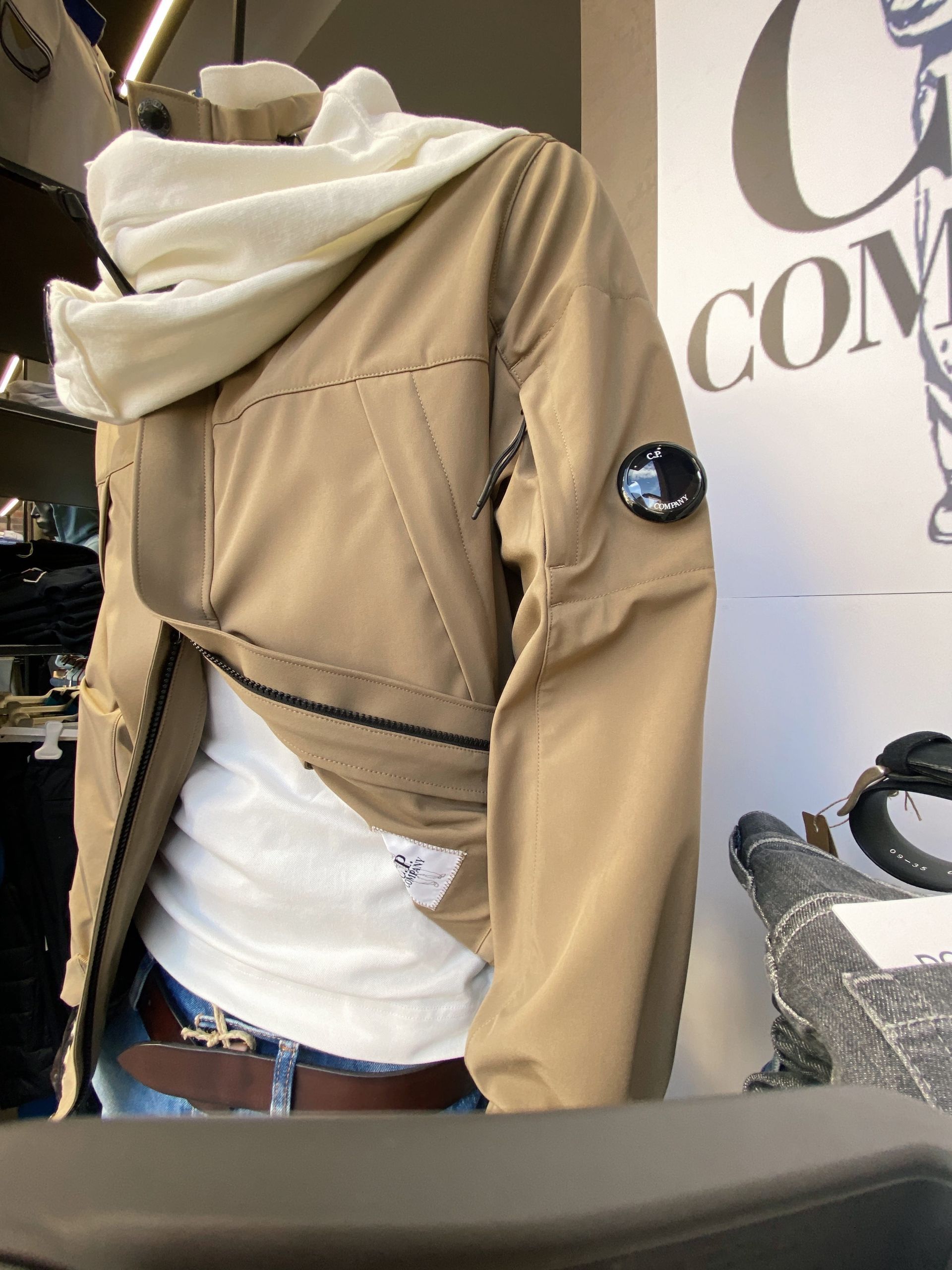 interno negozio abbigliamento uomo