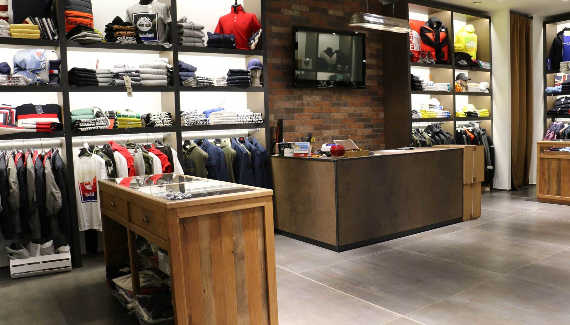 interno negozio abbigliamento uomo