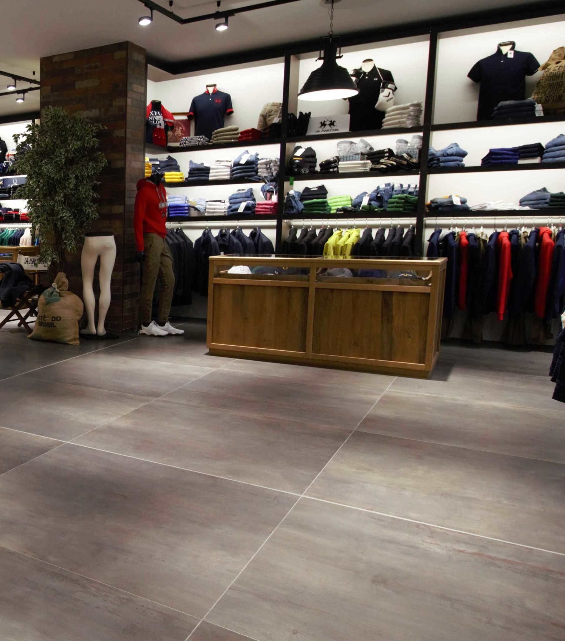 interno negozio abbigliamento uomo