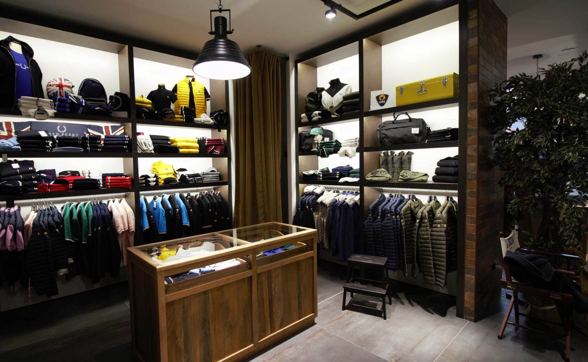 interno negozio abbigliamento uomo