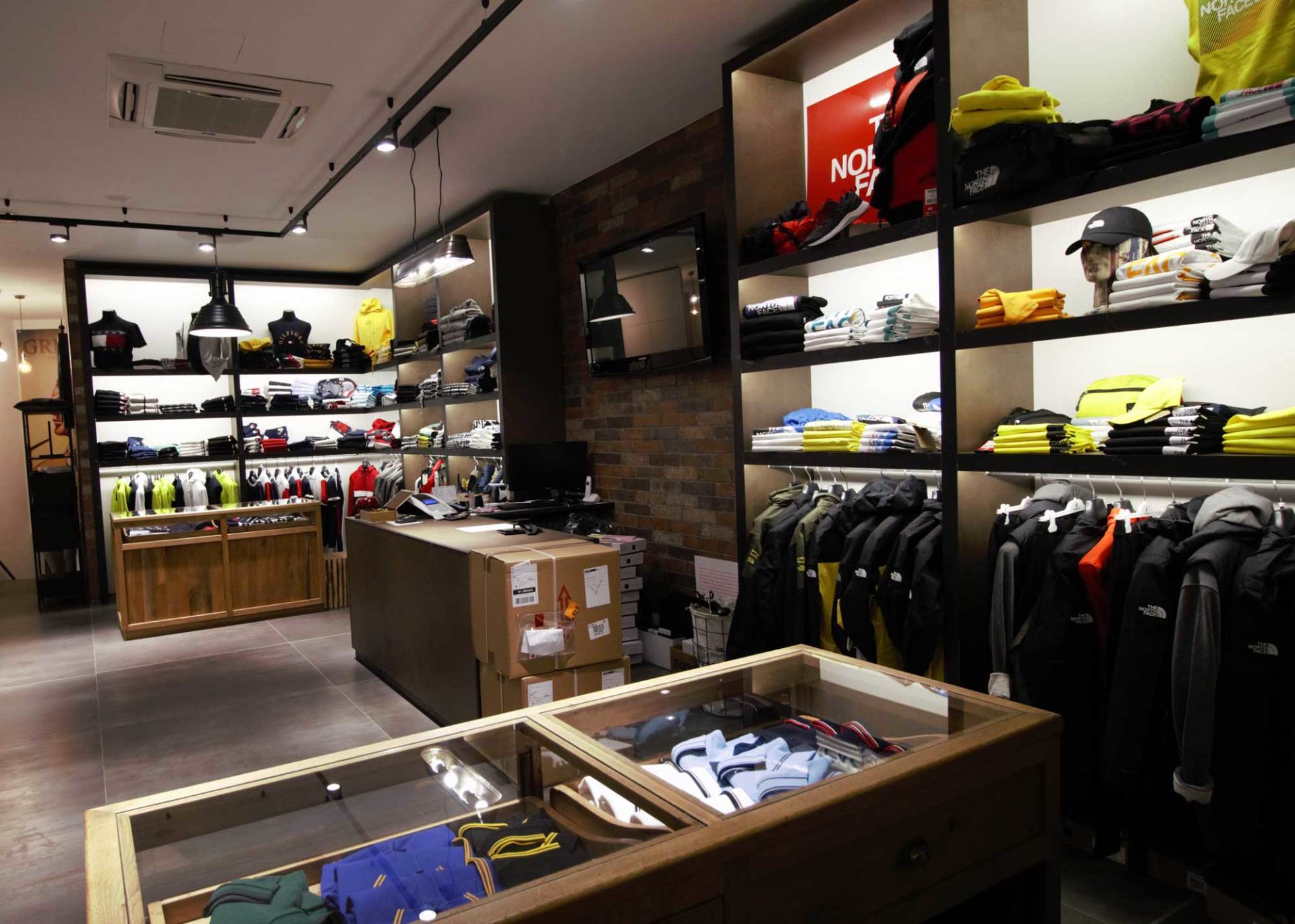 interno negozio abbigliamento uomo