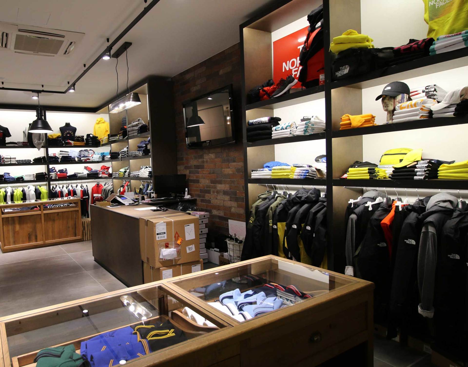 interno negozio abbigliamento uomo