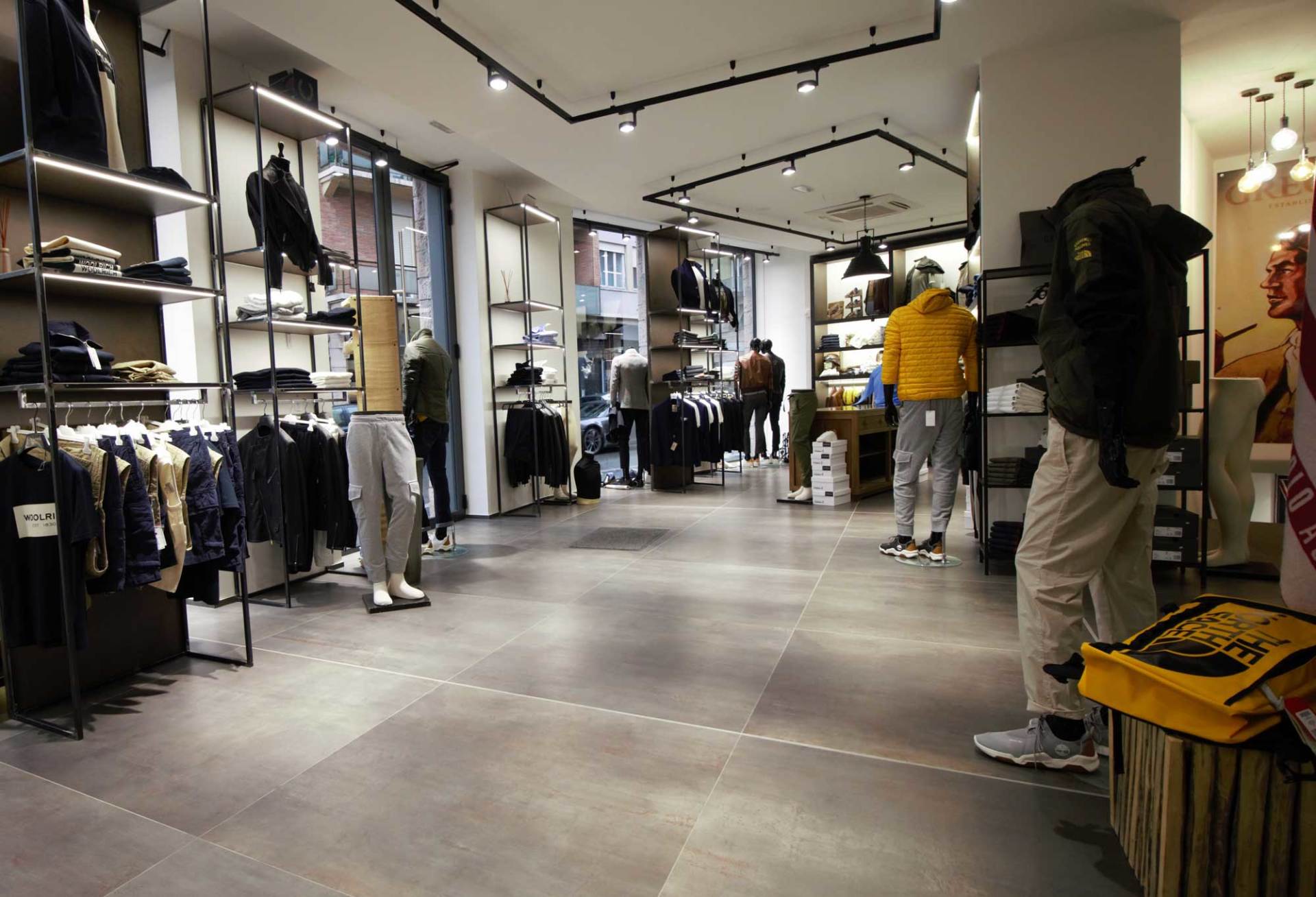 interno negozio abbigliamento uomo