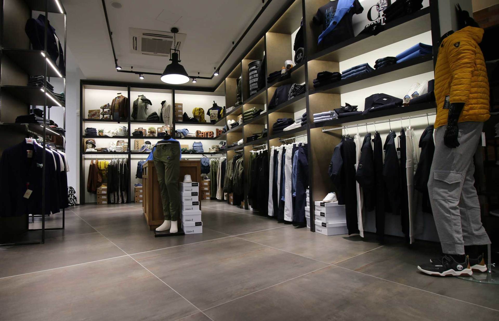 interno negozio abbigliamento uomo