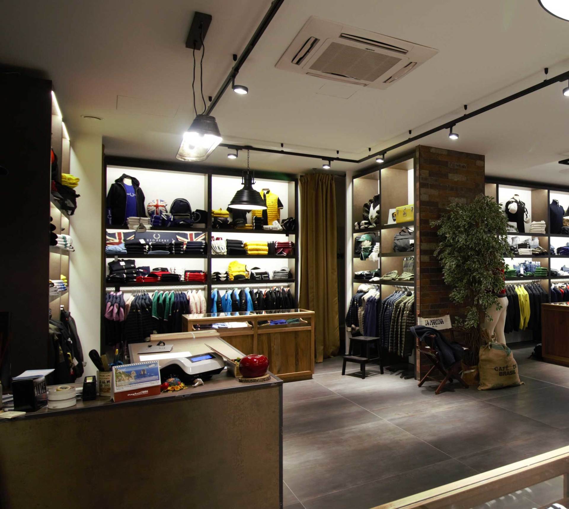 interno negozio abbigliamento uomo