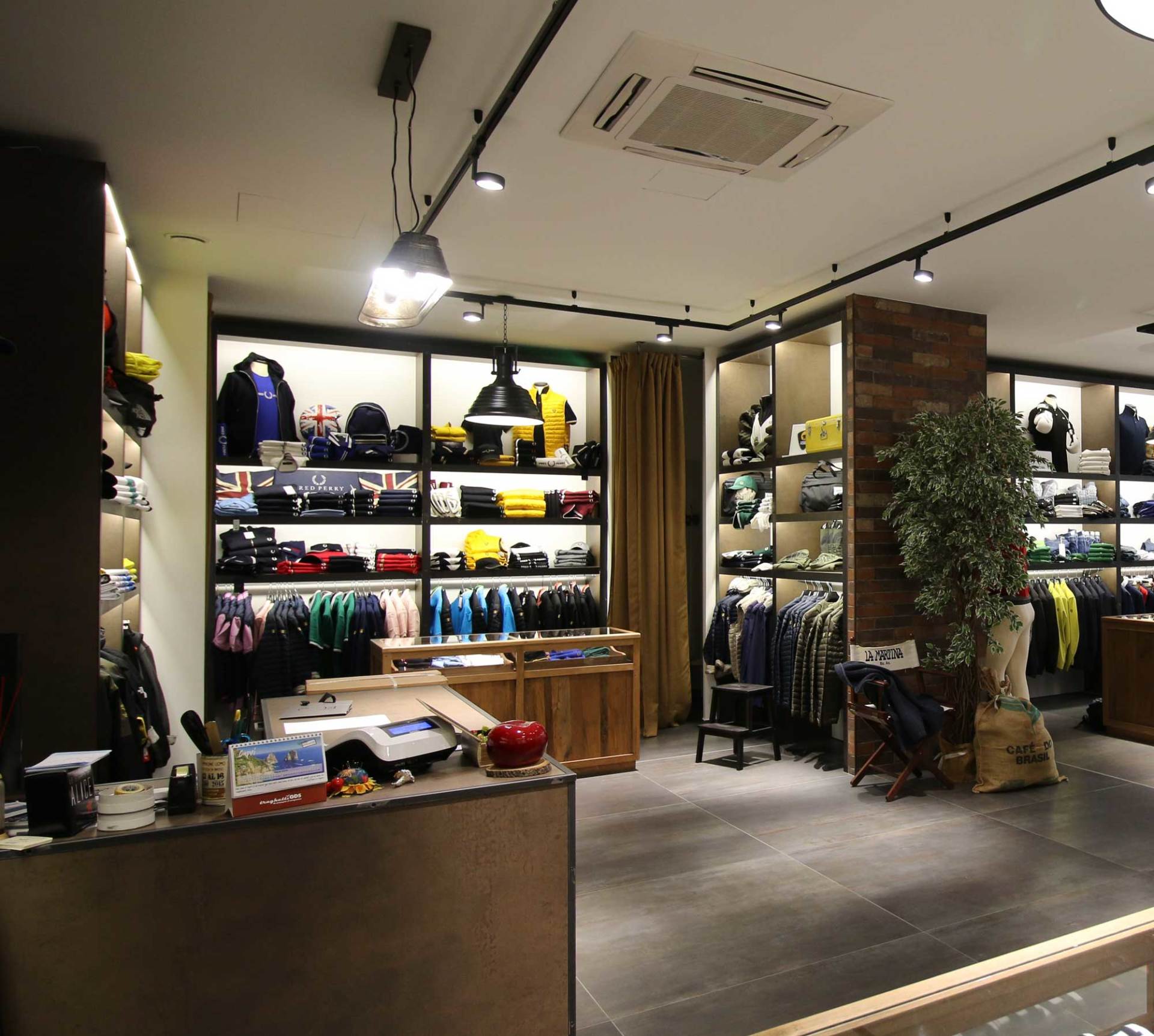 interno negozio abbigliamento uomo