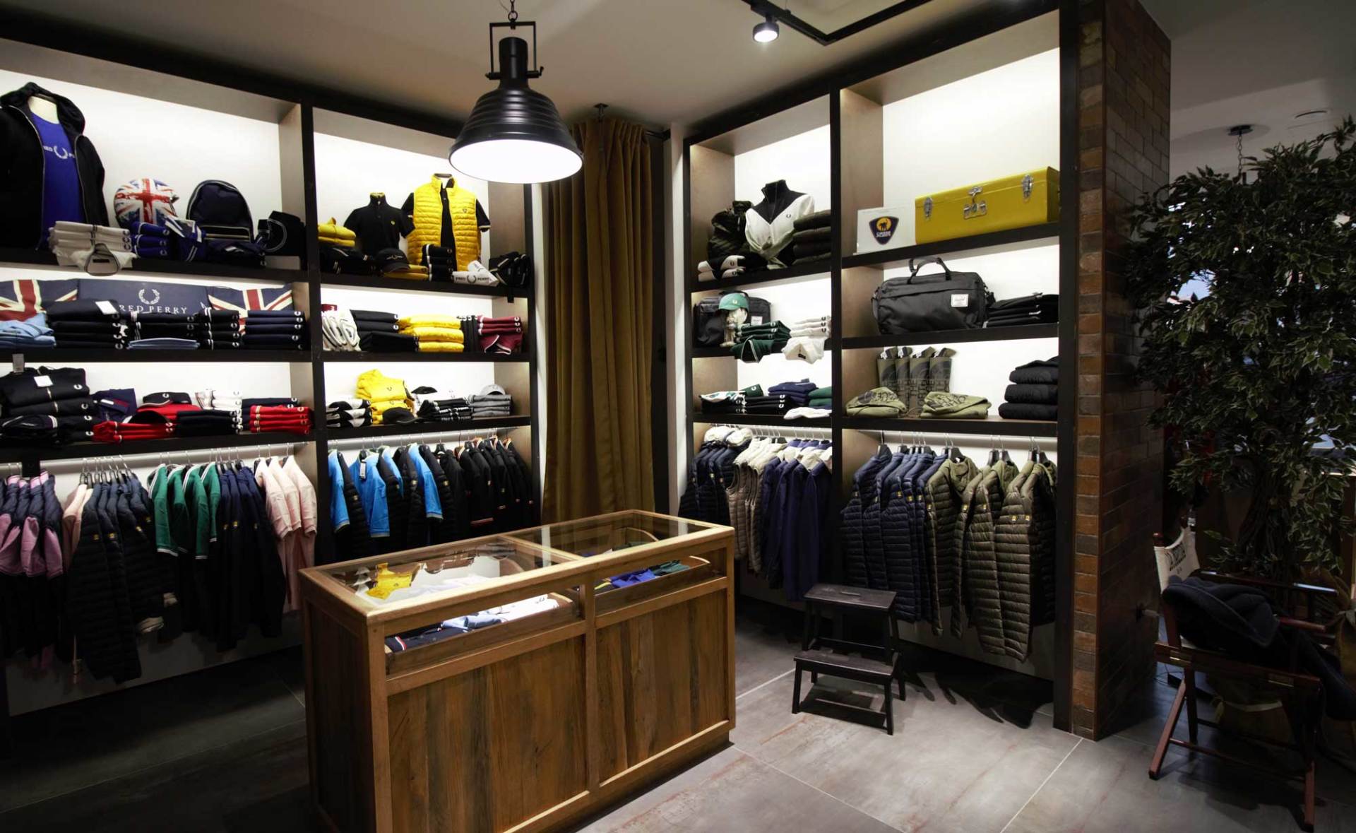 interno negozio abbigliamento uomo