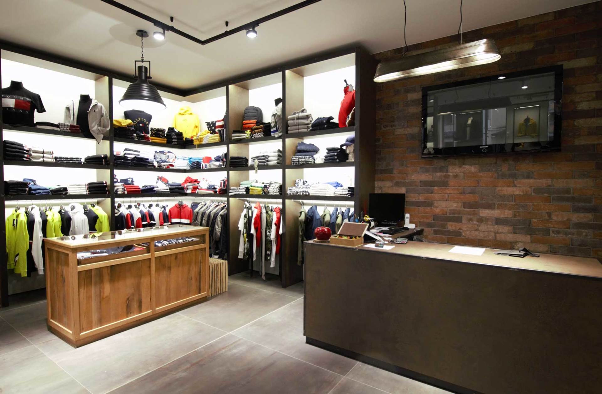 interno negozio abbigliamento uomo