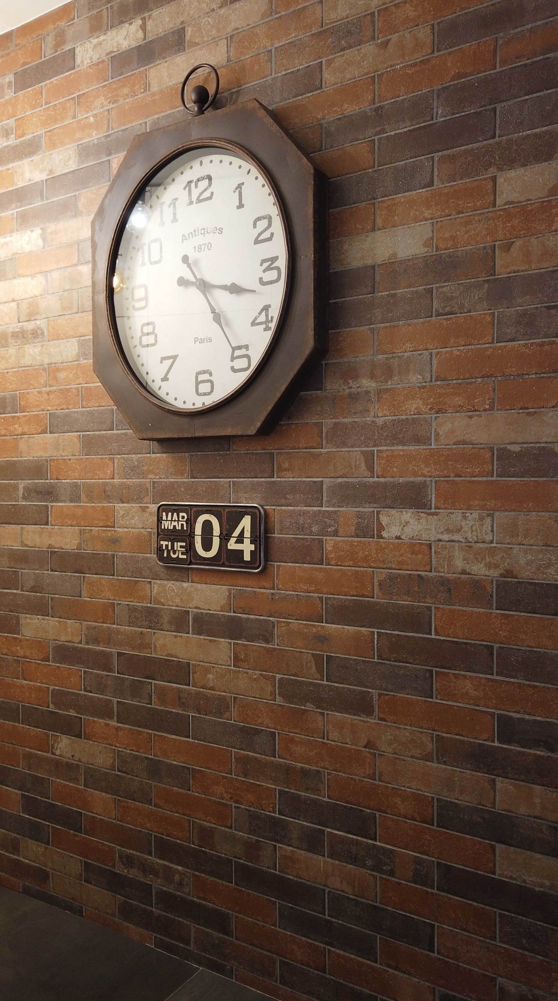 interno negozio abbigliamento uomo