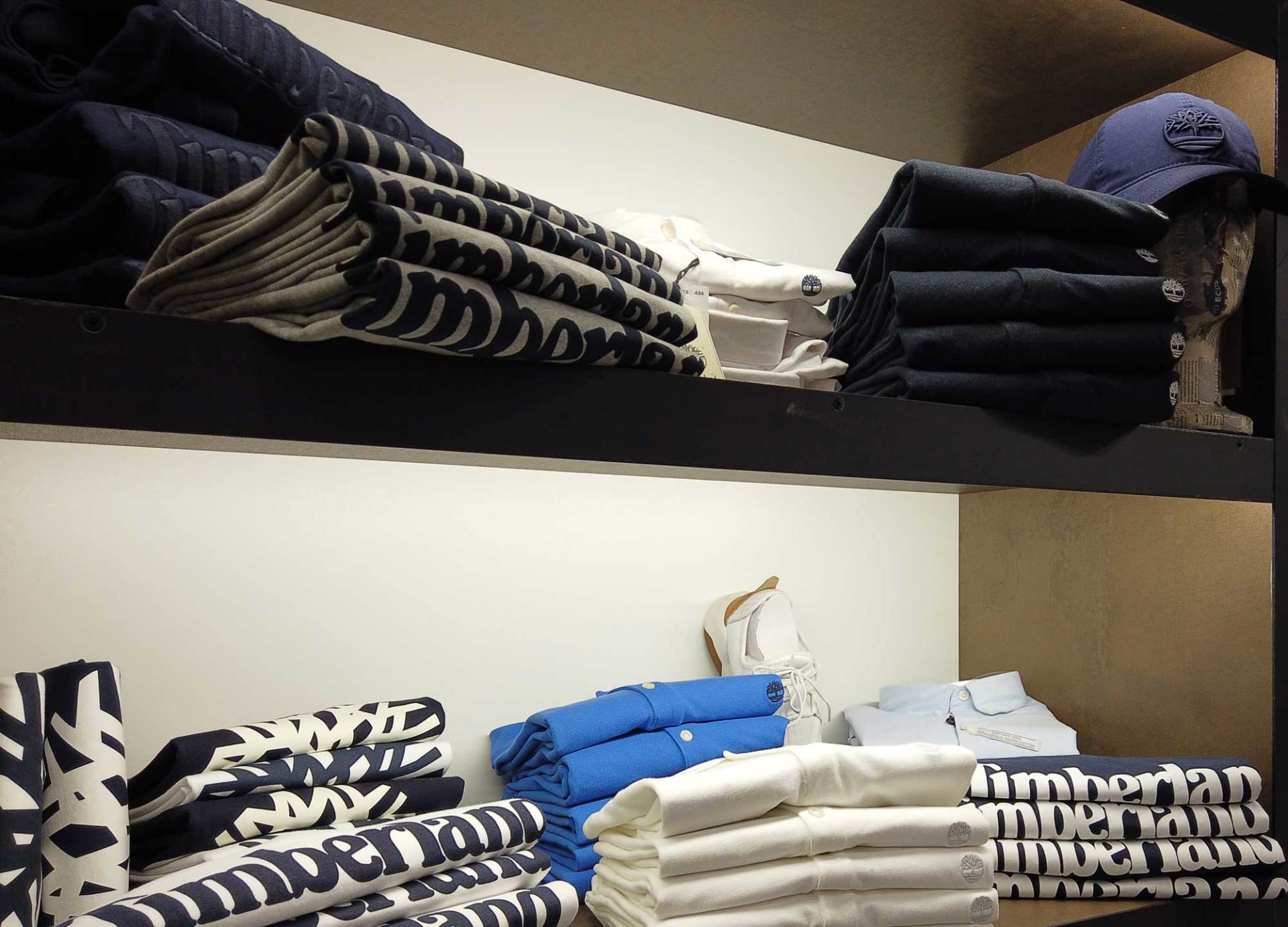 interno negozio abbigliamento uomo