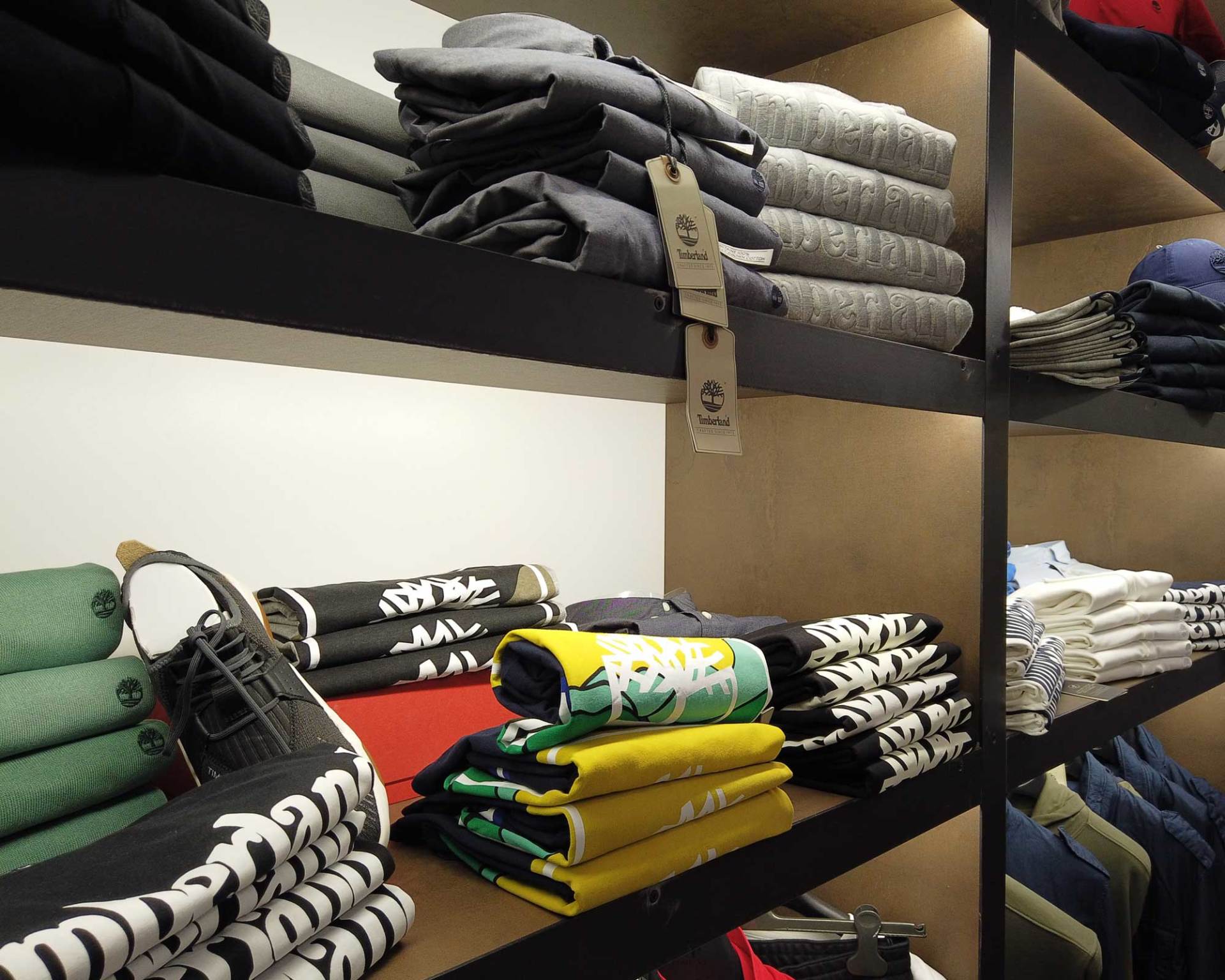 interno negozio abbigliamento uomo