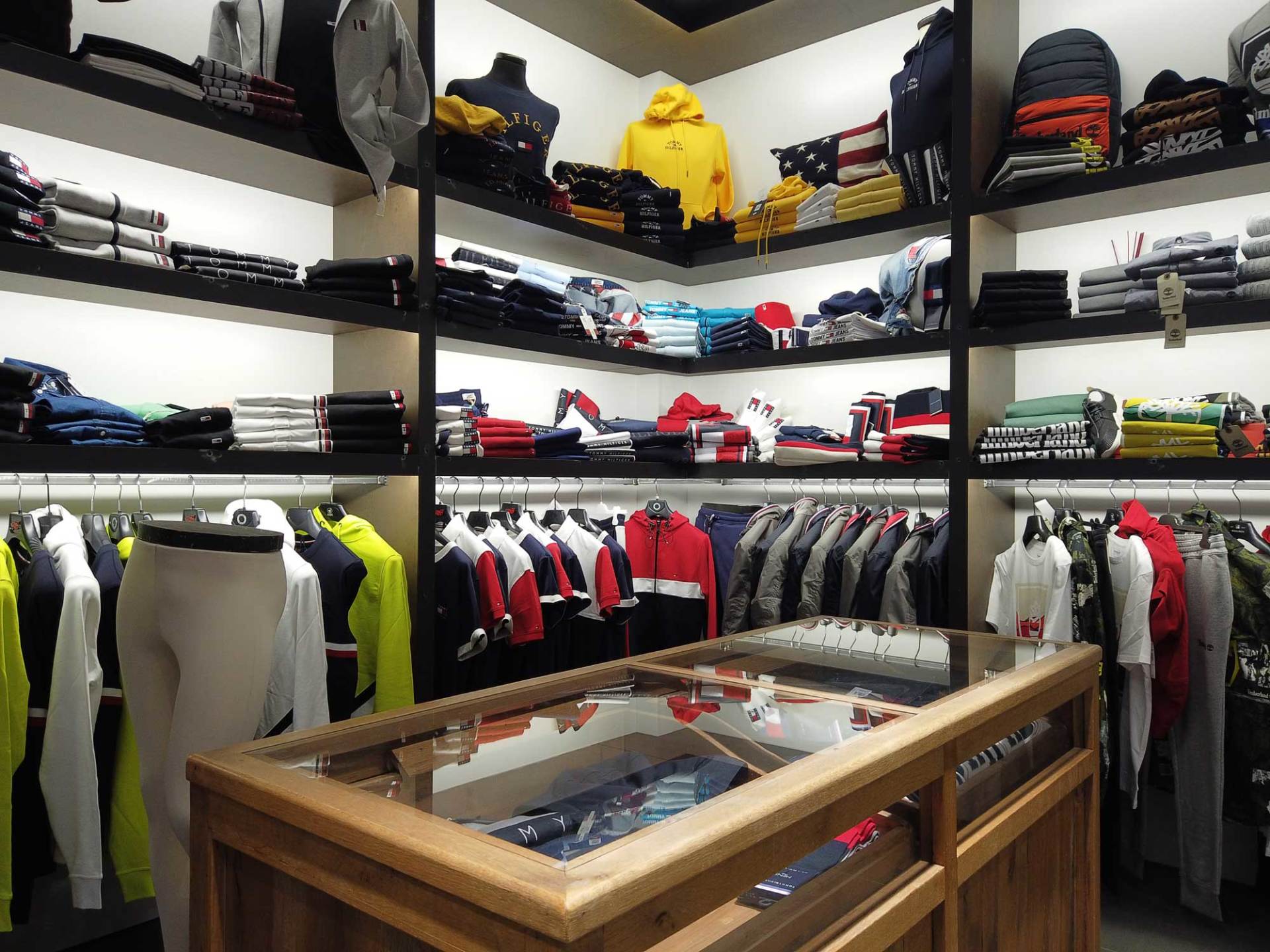 interno negozio abbigliamento uomo