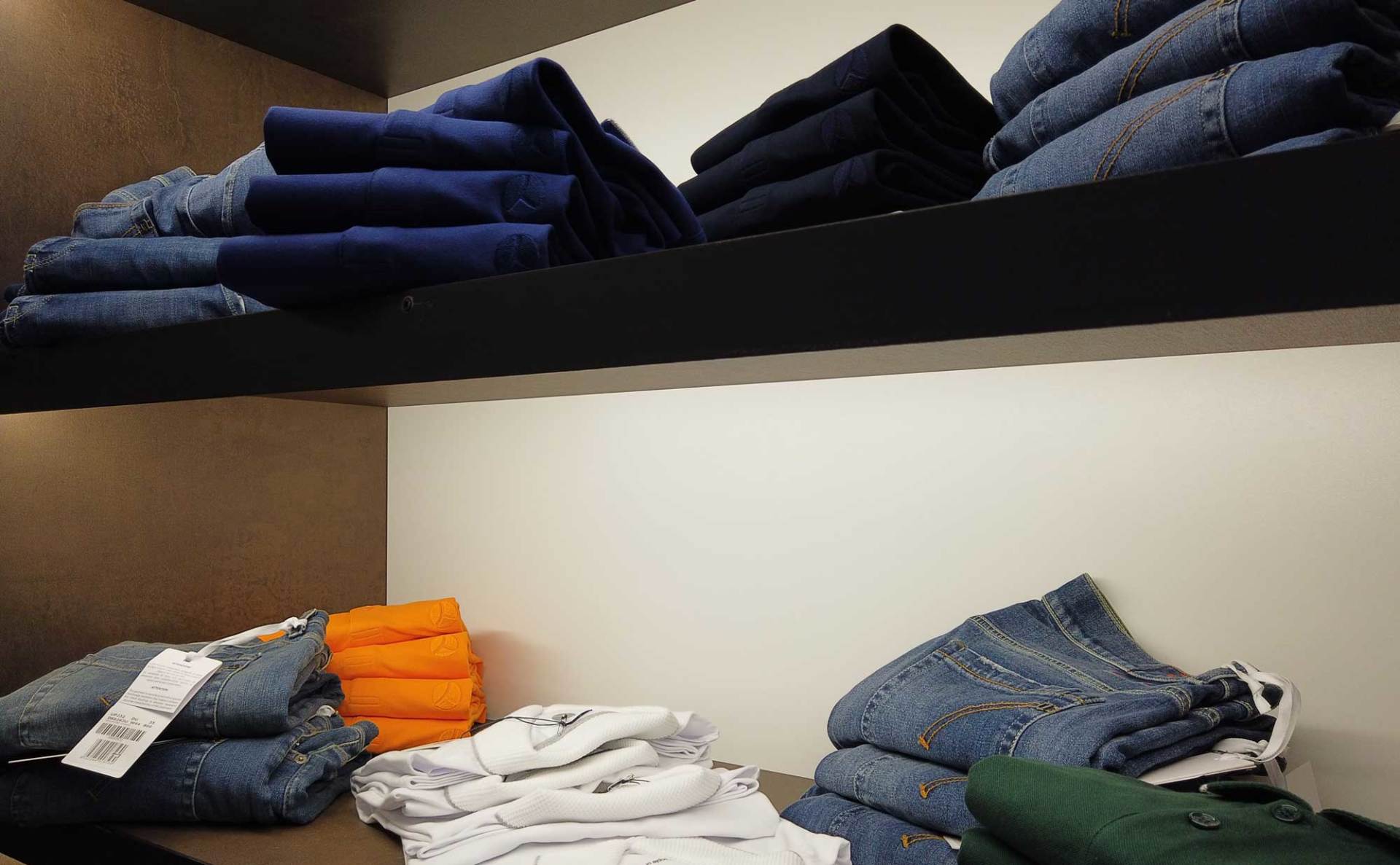 interno negozio abbigliamento uomo