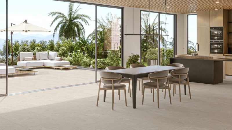 Azulejo de piedra texturizada de color beige claro.