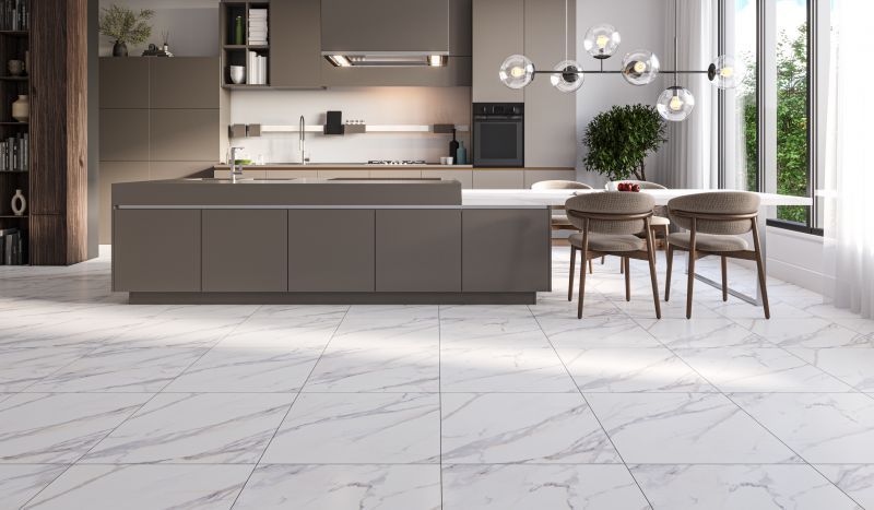 Azulejo de mármol blanco con vetas grises.