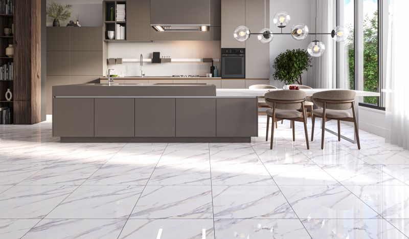 Azulejo de mármol blanco con vetas grises.