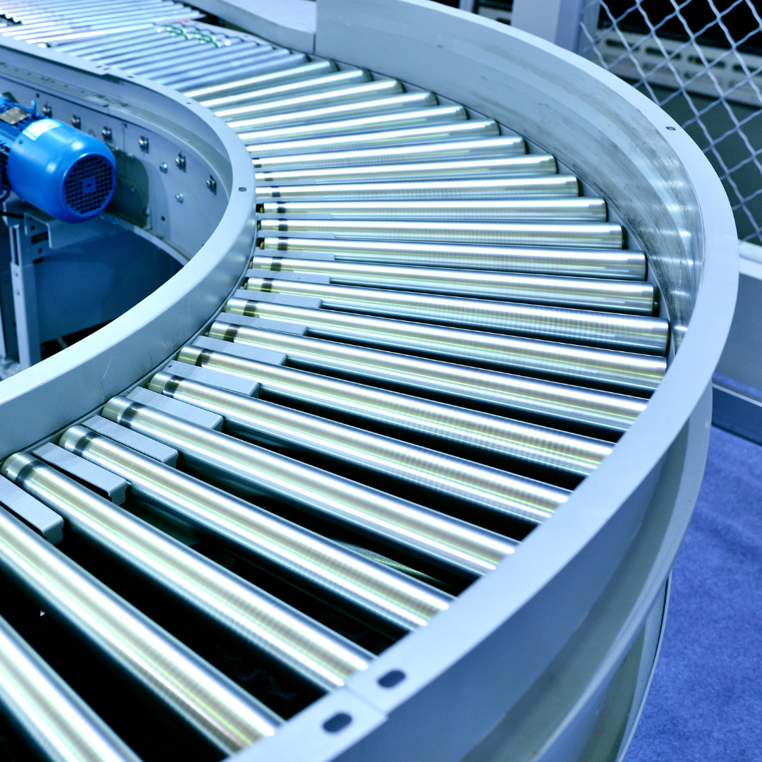 Curved conveyor belt with parallel metal rollers; blue motor on the left.