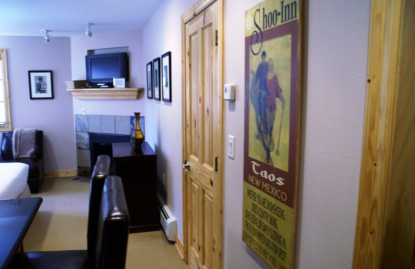 A room with a sign that says taos on it