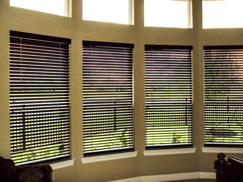 A room with lots of windows and blinds on them