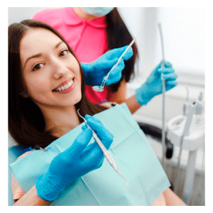 Mulher sorrindo na cadeira do dentista