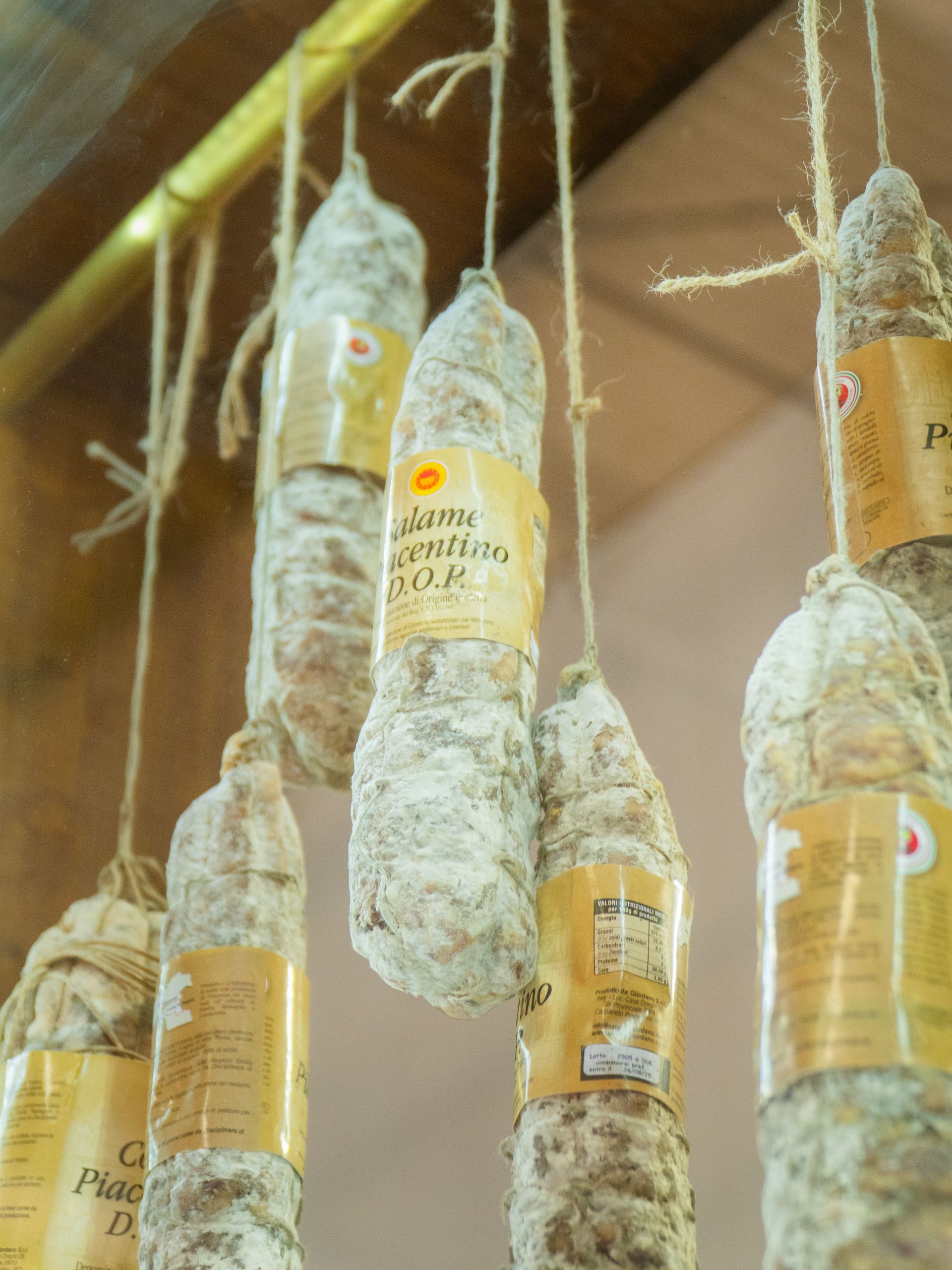 Salsicce appese allo spago, con etichette.