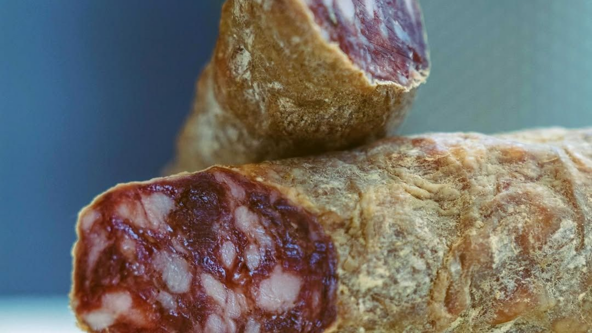 Tavolo del ristorante apparecchiato con uova, pane, vino e salse su una tovaglia a quadri.