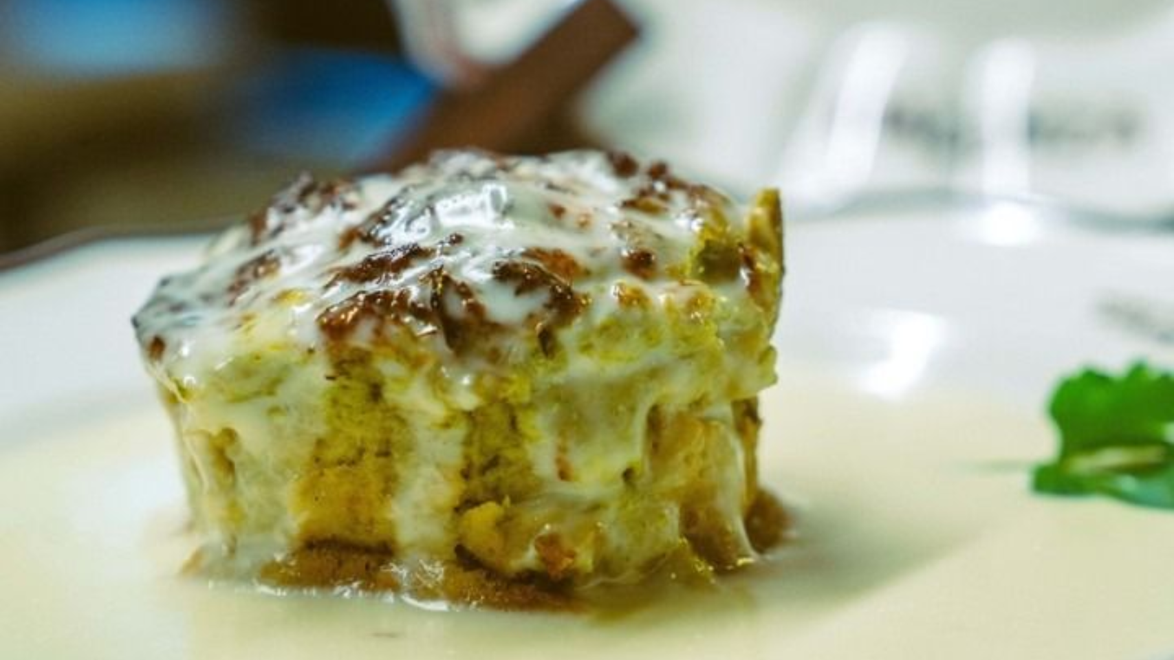 Apparecchiatura del tavolo del ristorante con pasta, pane e vino.