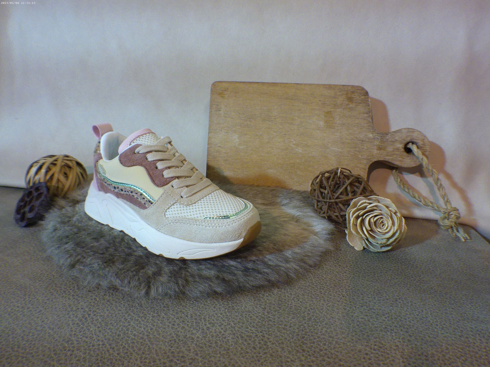 Een paar sneakers op een bontdeken op een tafel.