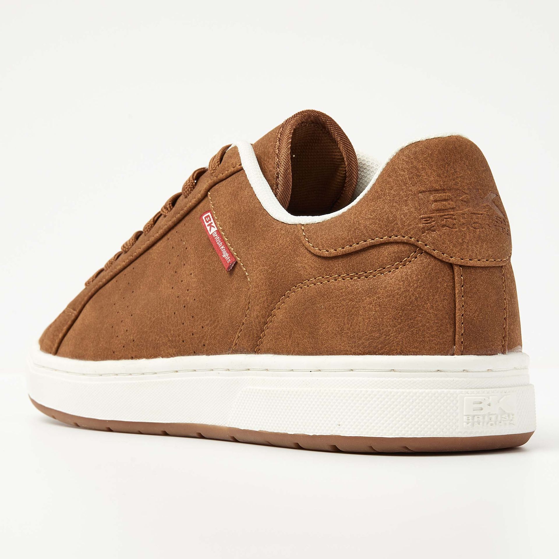 Bruine suède sneakers van Levi's met witte zool en veters, op een witte achtergrond.