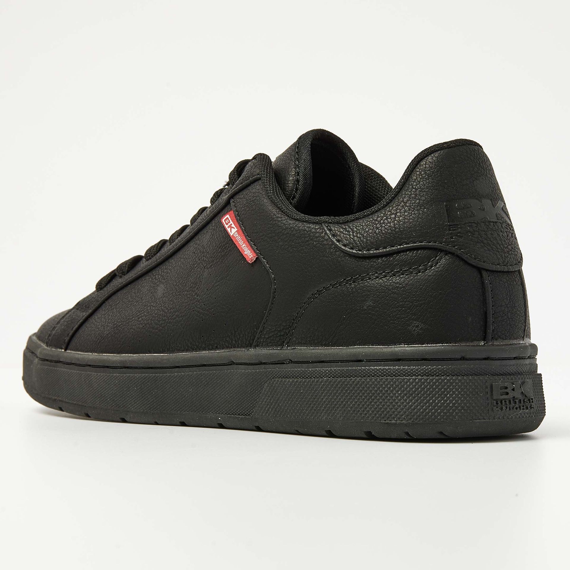 Zwarte Levi's sneakers met glinsterende textuur, zwarte veters en rood label.