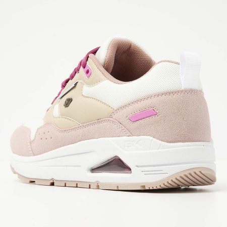 Roze, bruine en witte sportschoen met roze veters en een luchtbelzool.