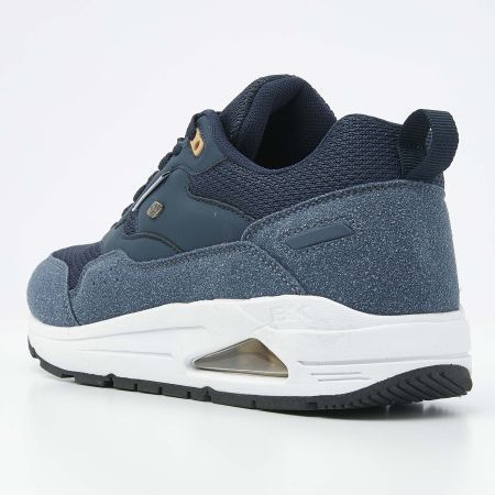 Blauw-witte sportschoen met een gestructureerd bovenwerk en zichtbare luchtbel in de zool.