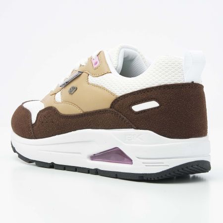 Bruine, beige en witte sportschoen met een witte zool en een klein paars luchtbelletje.