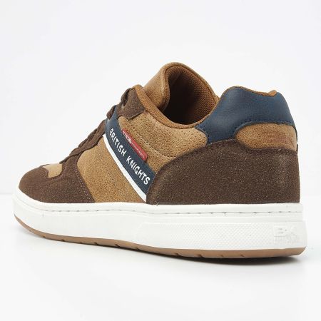 Bruine British Knights sneakers met witte zool en blauwe accenten.