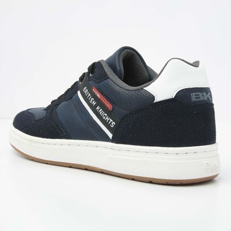 Marineblauwe en witte British Knights-sneaker met witte zool en bruin loopvlak.