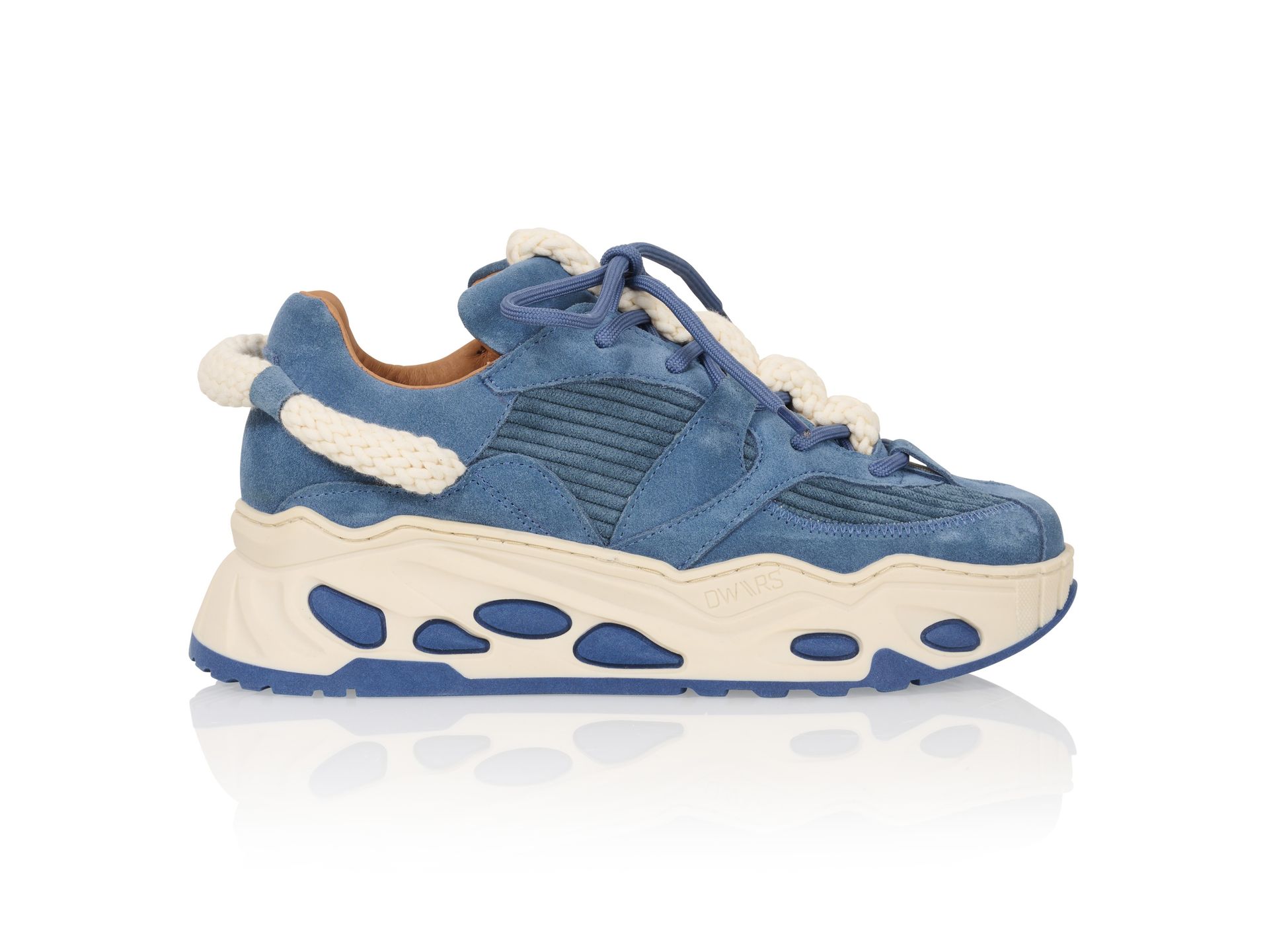 Blauwe en crèmekleurige sneaker met een dikke, golvende zool en stevige veters.