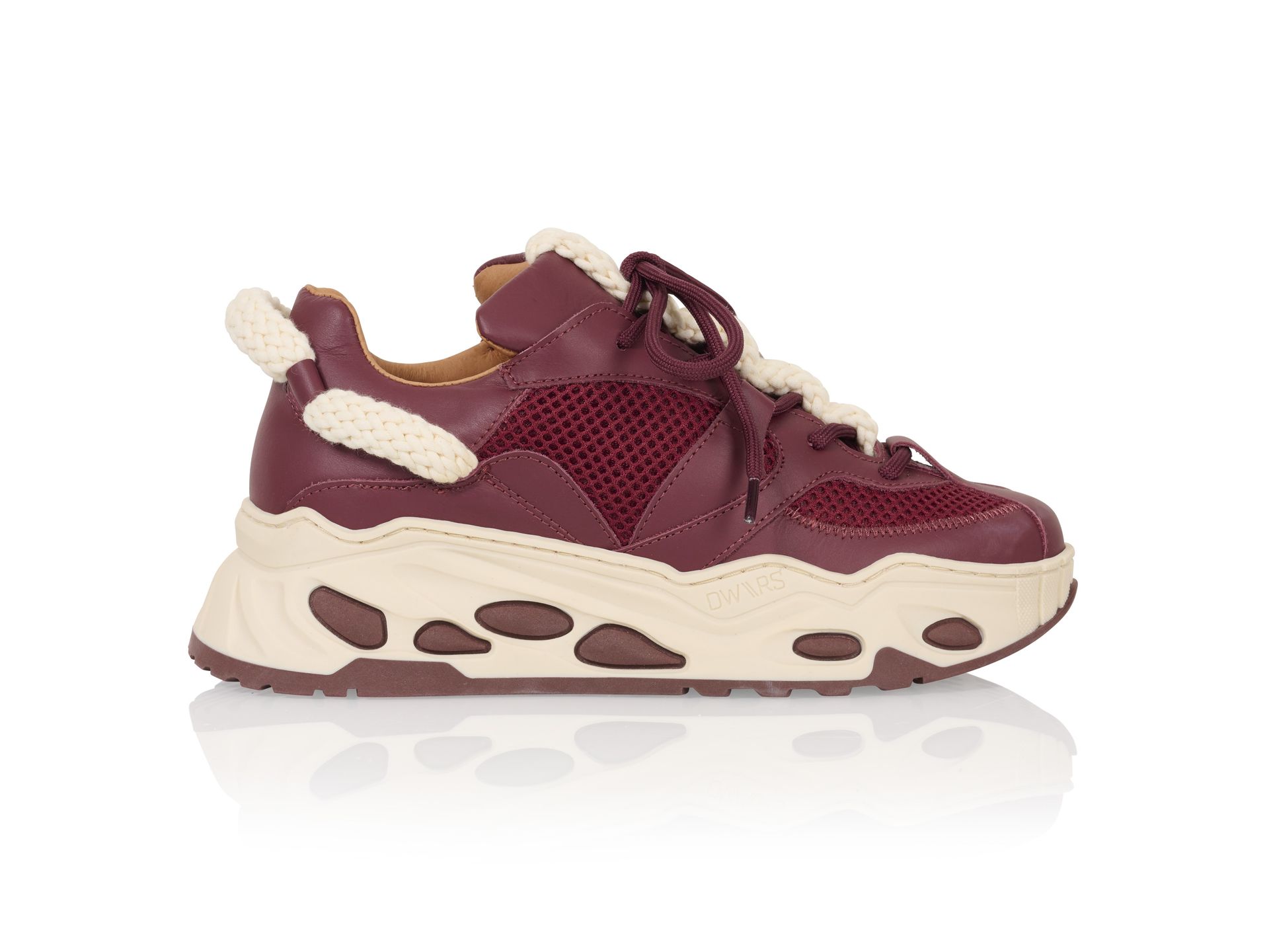 Bordeauxrode en crèmekleurige sneaker met dikke zool.
