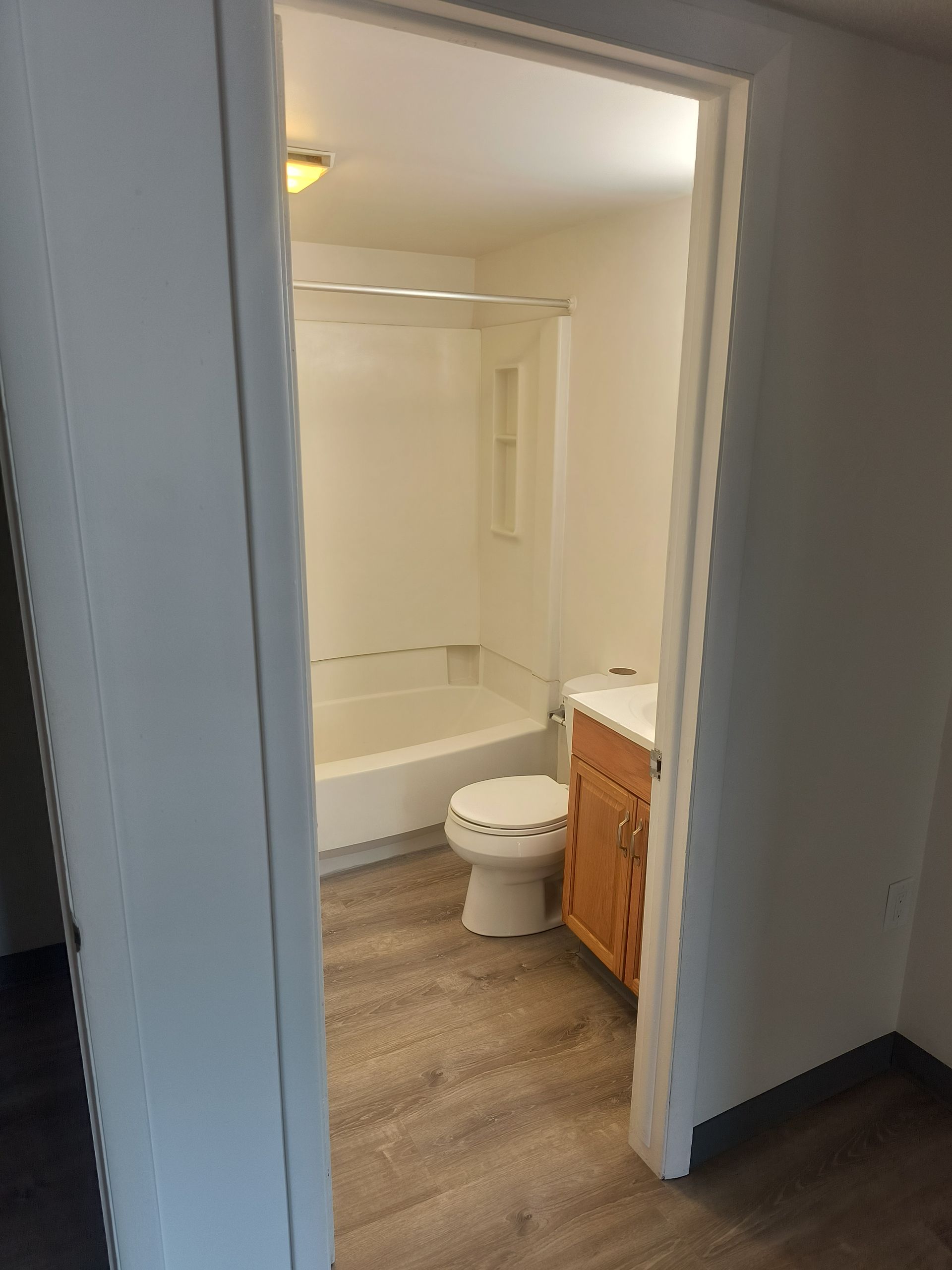 112 Prowell Dr. Apt 8 Camp Hill Apartment Bathroom Photo