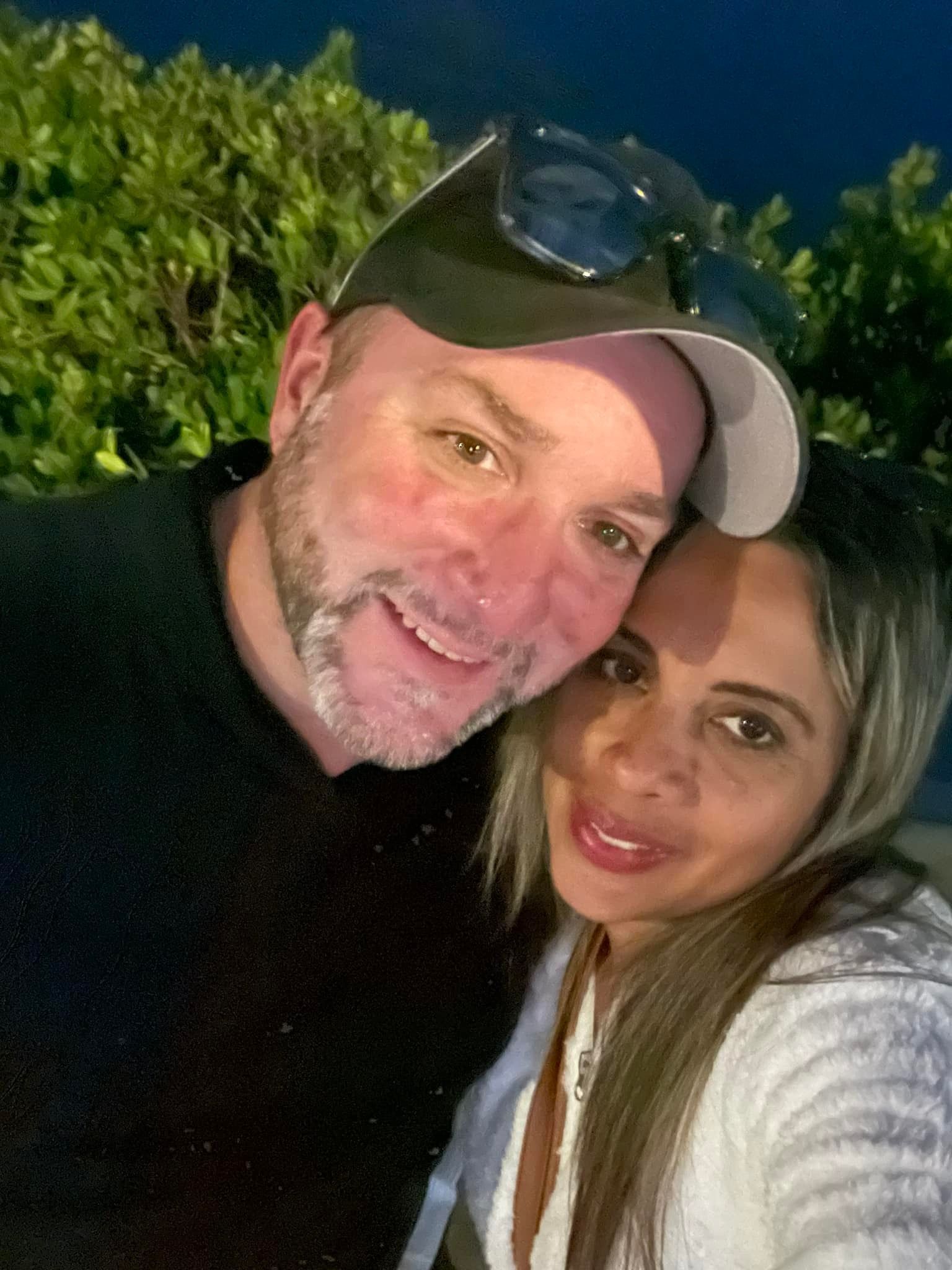 Boat renters parting on pontoon. 