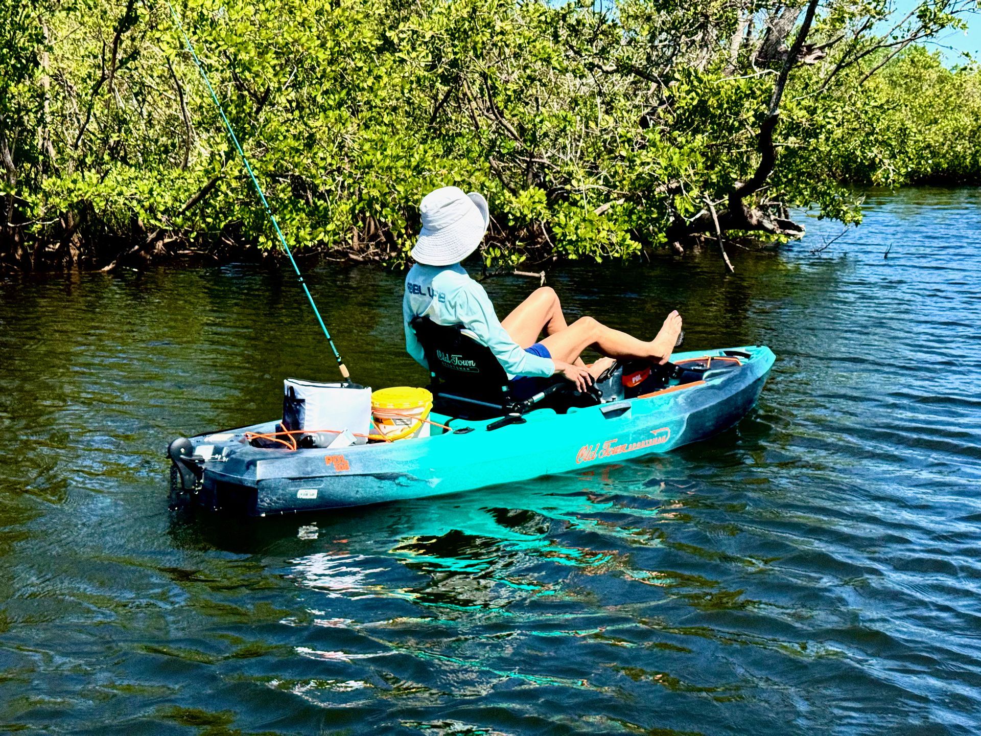 Boat renters parting on pontoon. 