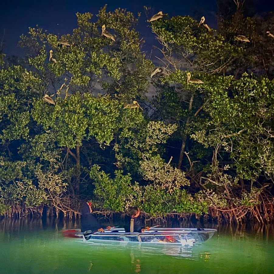 Boat renters parting on pontoon. 