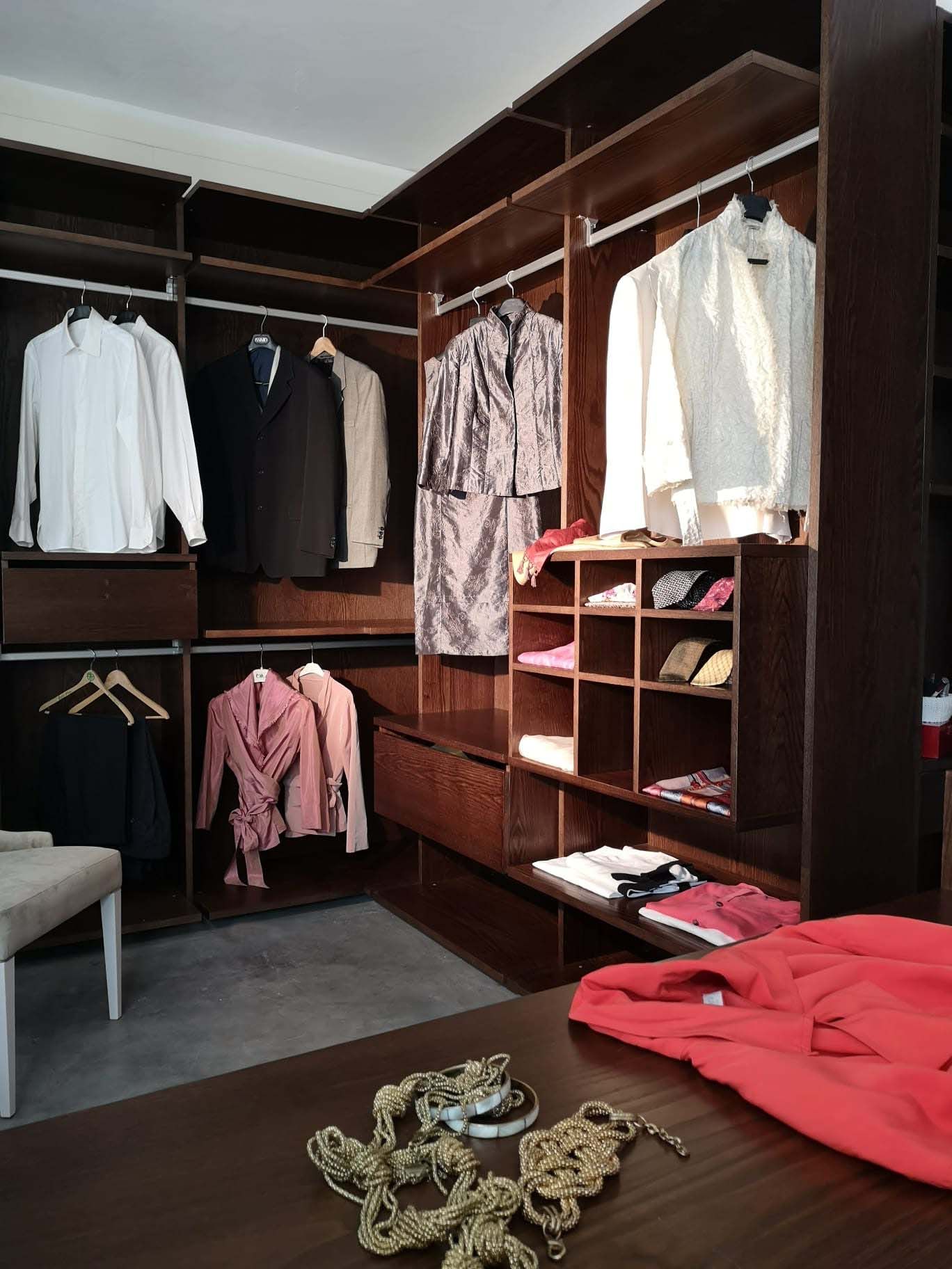 Una cabina armadio piena di tanti vestiti