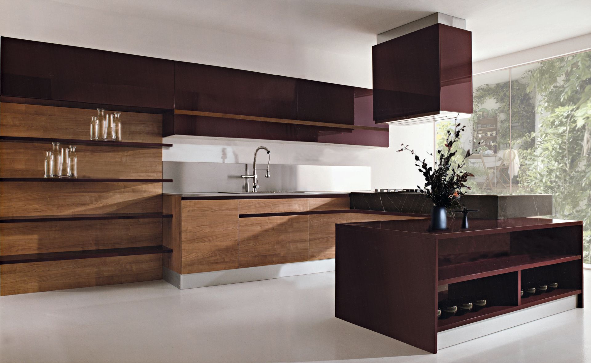 Una cucina con mobili in legno e una grande isola