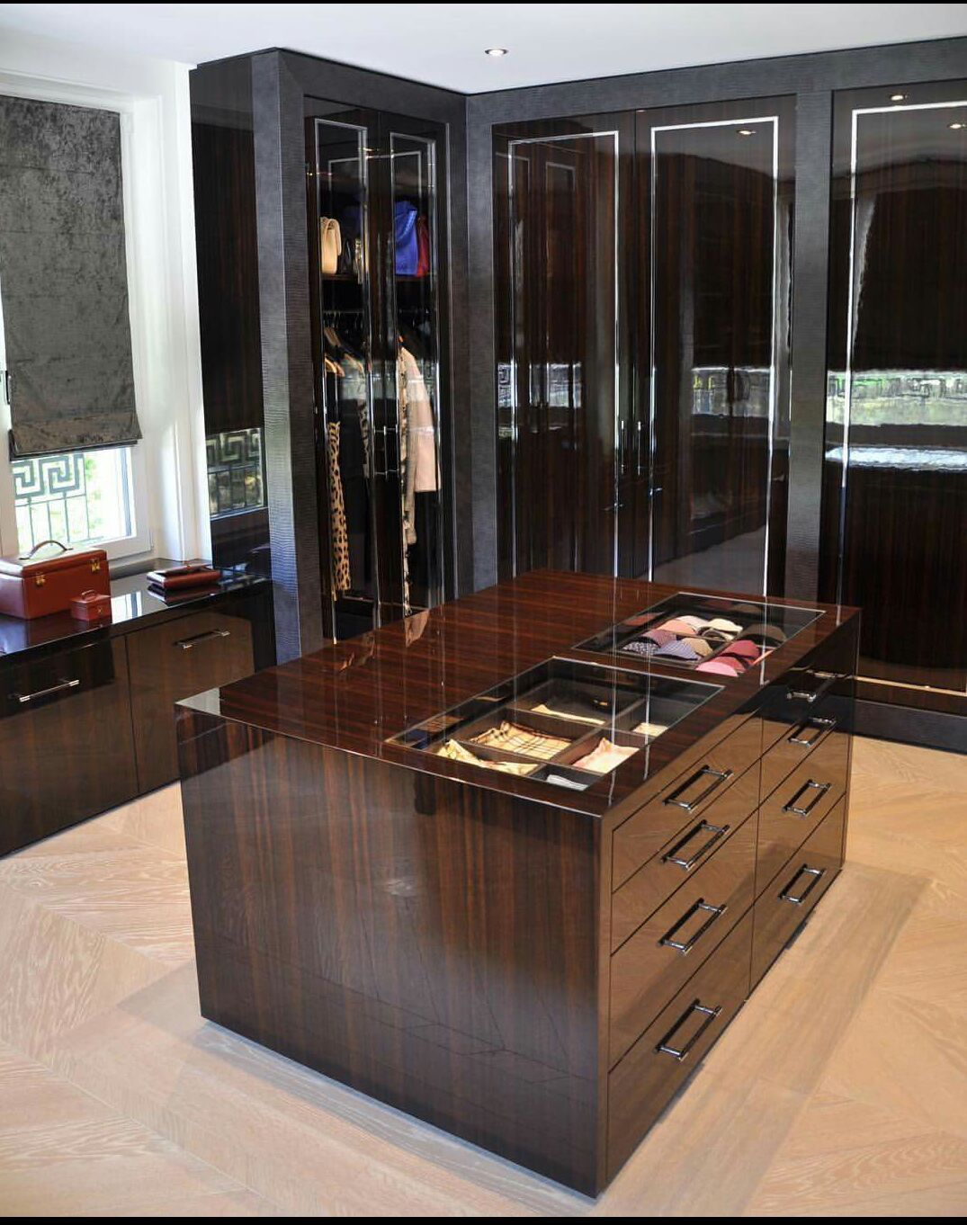 Una cabina armadio con una grande isola al centro