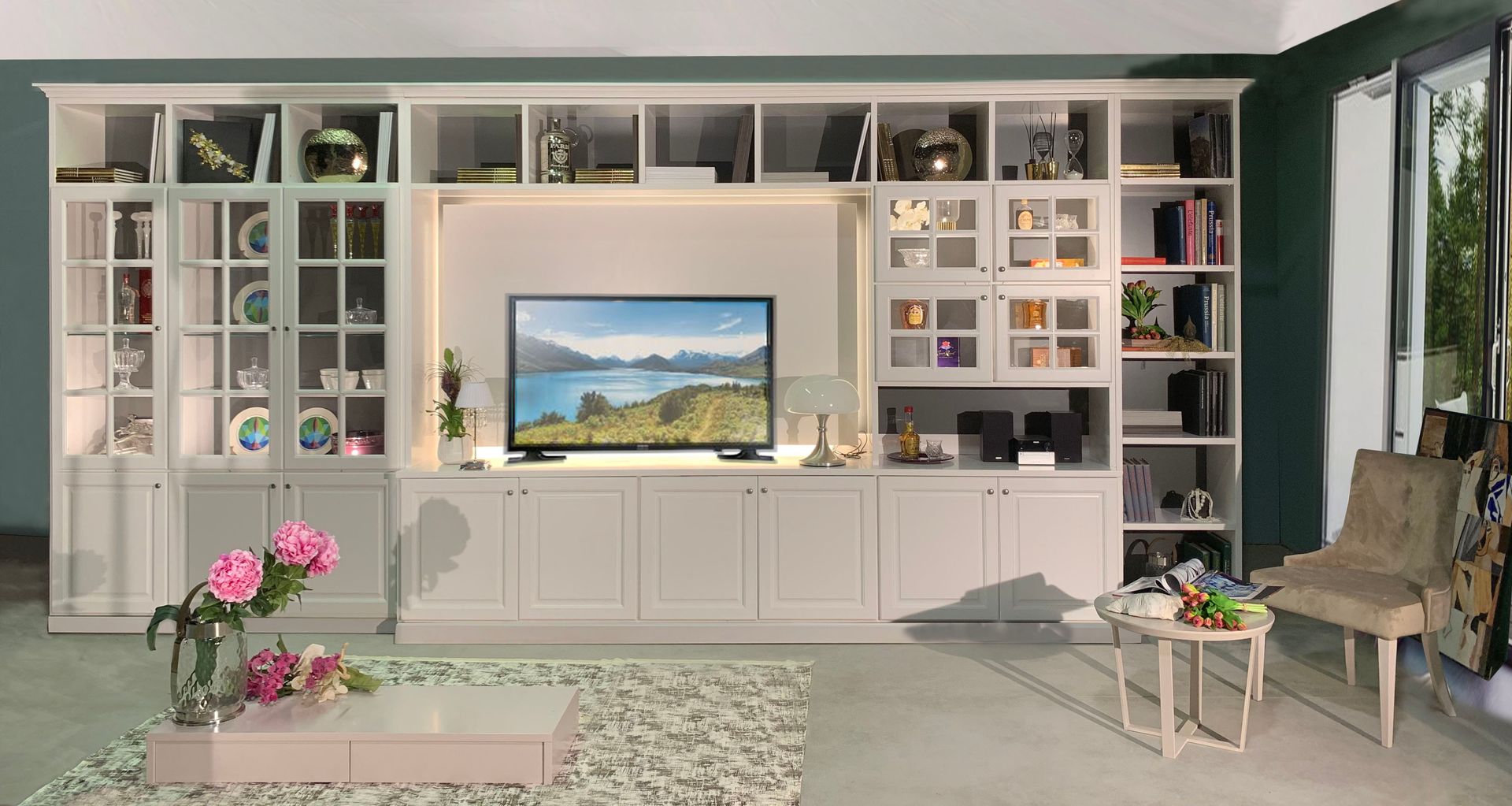 Un soggiorno arredato con mobili e TV a schermo piatto.