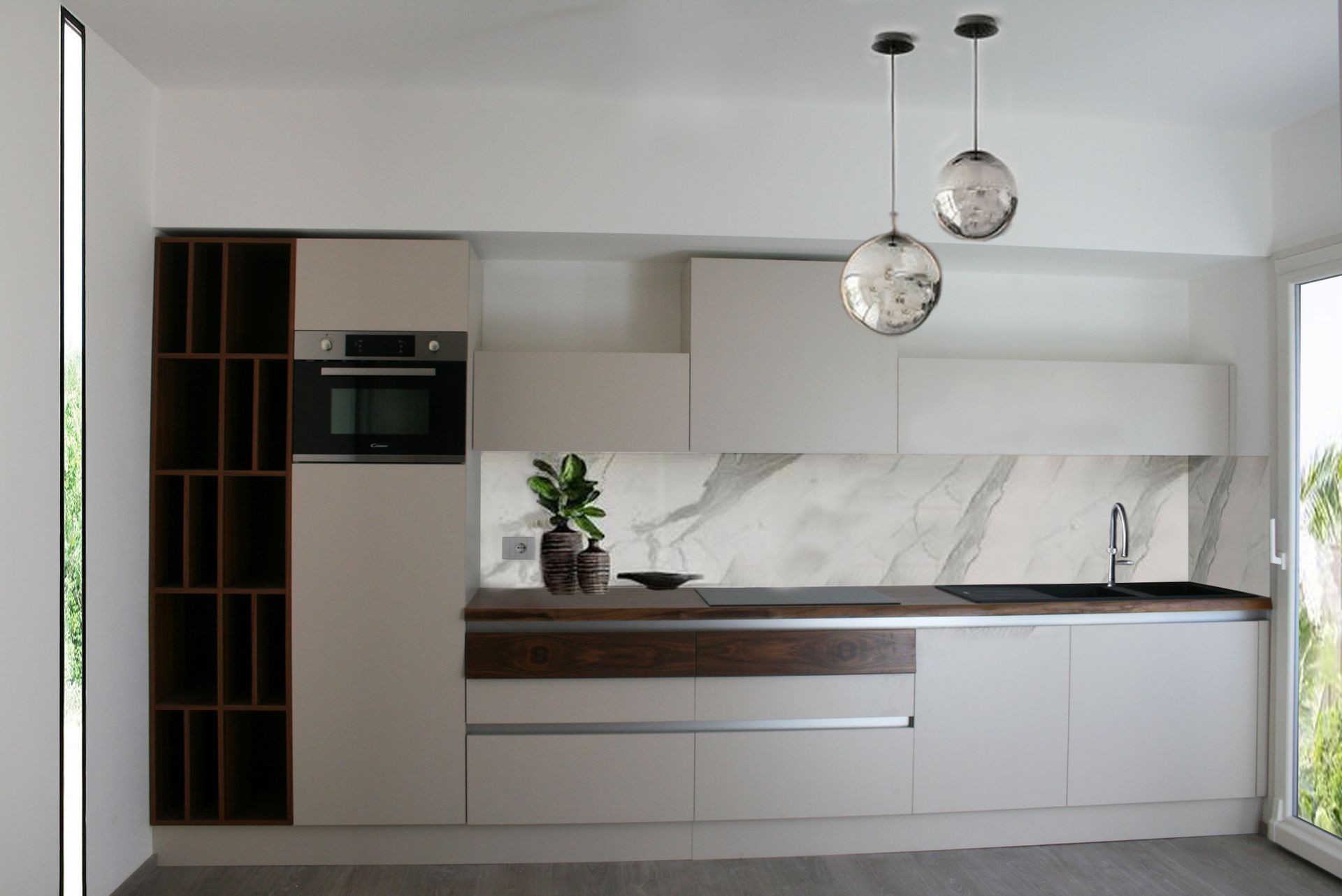 Una cucina con mobili bianchi e un piano di lavoro in marmo