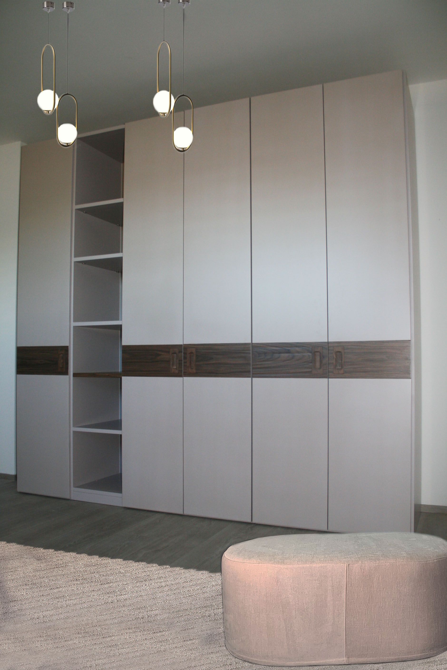 Un soggiorno con un grande armadio e un pouf rosa