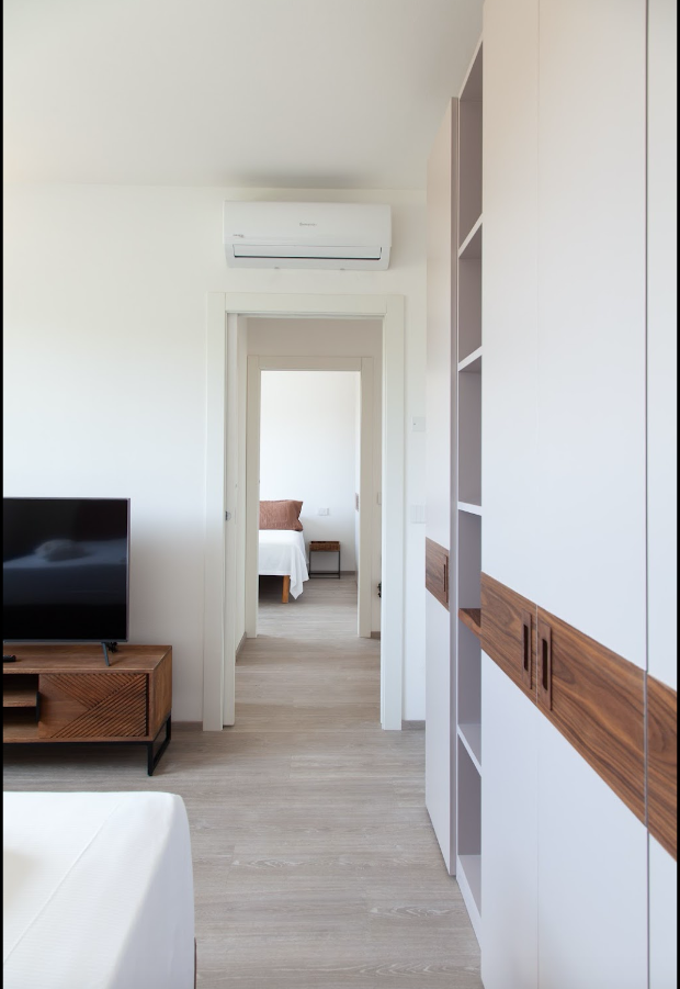 Una camera da letto con TV a schermo piatto e un letto